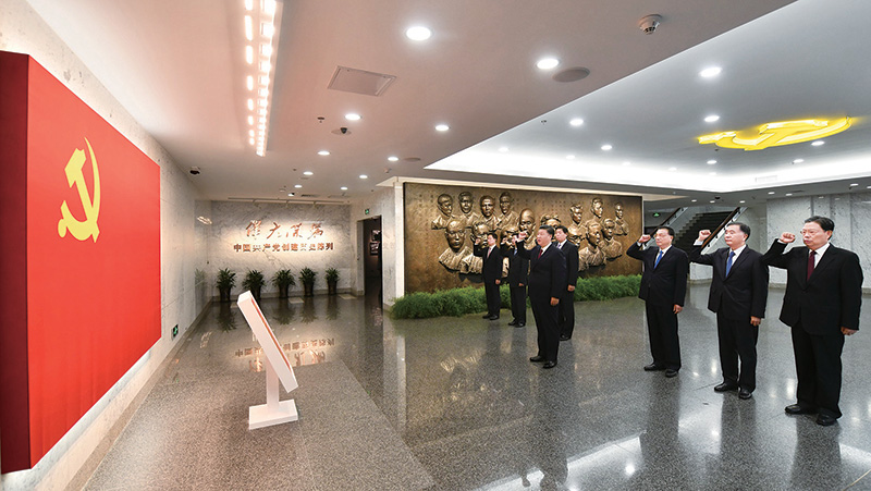 2017年10月31日，中共中央總書記、國家主席、中央軍委主席習(xí)近平帶領(lǐng)中共中央政治局常委李克強、栗戰(zhàn)書、汪洋、王滬寧、趙樂際、韓正，瞻仰上海中共一大會址和浙江嘉興南湖紅船。這是31日上午，在上海中共一大會址紀念館，習(xí)近平帶領(lǐng)其他中共中央政治局常委同志一起重溫入黨誓詞。 