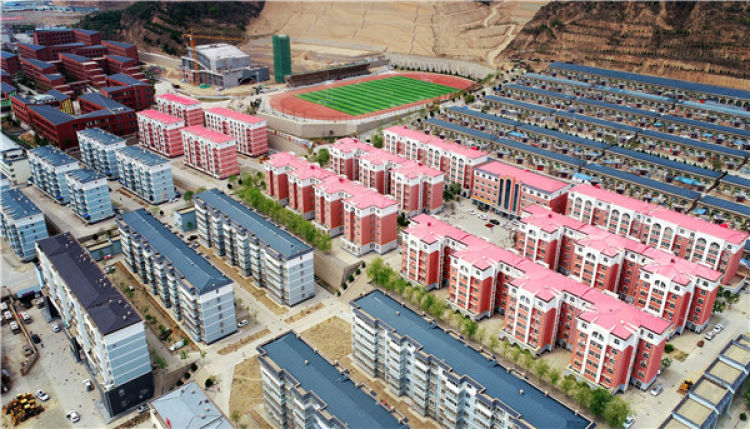 　　陜西省延安市延川縣文安驛鎮(zhèn)梁家河小區(qū)（4月24日無(wú)人機(jī)拍攝）。 新華社記者 劉瀟 攝