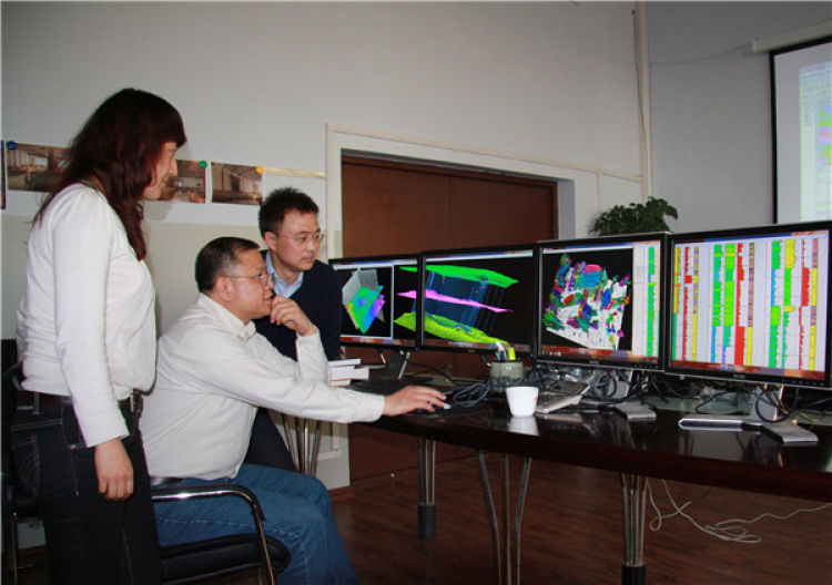 黃大年（中）帶領(lǐng)科研團(tuán)隊(duì)成員研究問(wèn)題（2010年11月22日攝）。新華社發(fā)