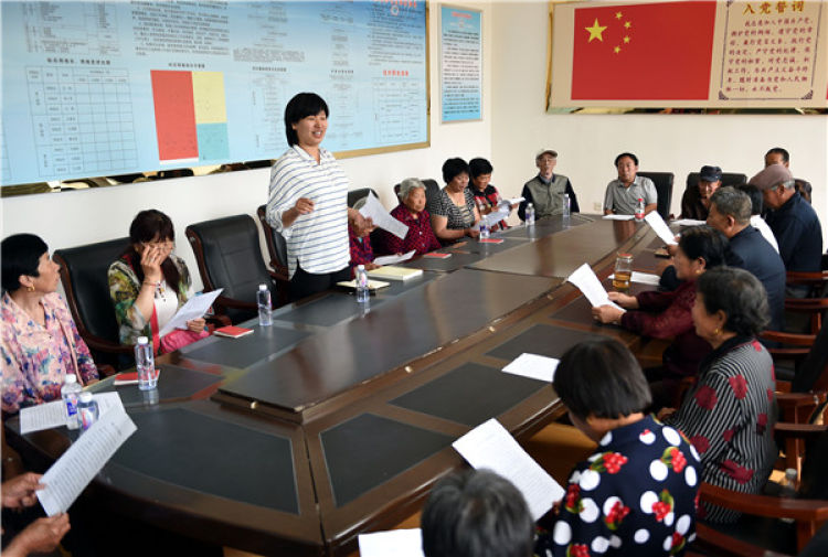 　　河北省大廠回族自治縣威武屯村黨支部書(shū)記馬沖為村黨員進(jìn)行“兩學(xué)一做”專(zhuān)題授課（2016年5月11日攝）。新華社記者 李曉果 攝