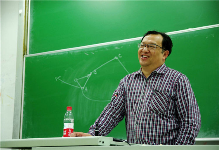 鐘揚(yáng)在復(fù)旦大學(xué)講課（2014年5月5日攝）。 新華社發(fā)