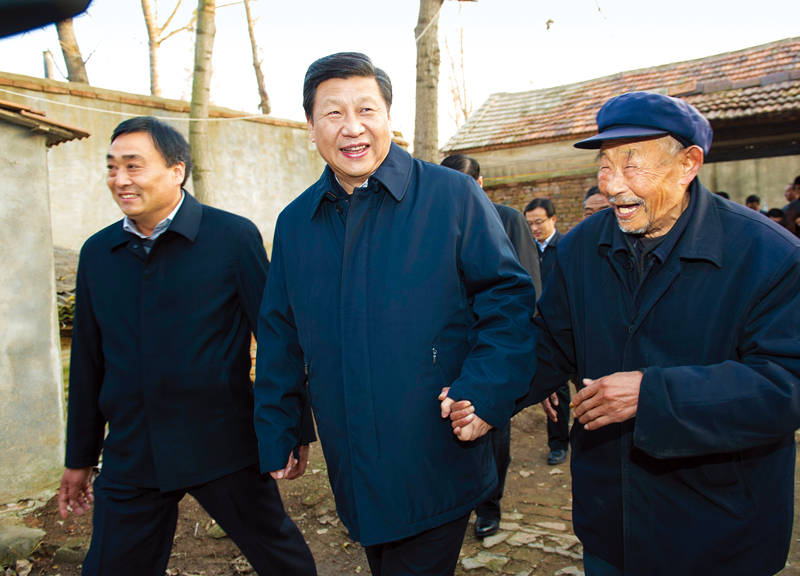 　2013年11月24日至28日，中共中央總書記、國家主席、中央軍委主席習(xí)近平在山東考察。 這是25日下午，習(xí)近平在地處沂蒙老區(qū)的臨沭縣曹莊鎮(zhèn)朱村親切地拉著83歲的“老支前”王克昌的手去他家看望。 新華社記者 謝環(huán)馳/攝