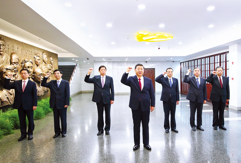 　2017年10月31日，中共中央總書記、國家主席、中央軍委主席習(xí)近平帶領(lǐng)中共中央政治局常委李克強(qiáng)、栗戰(zhàn)書、汪洋、王滬寧、趙樂際、韓正，瞻仰上海中共一大會(huì)址和浙江嘉興南湖紅船。這是31日上午，在上海中共一大會(huì)址紀(jì)念館，習(xí)近平帶領(lǐng)其他中共中央政治局常委同志一起重溫入黨誓詞。 新華社記者 蘭紅光/攝
