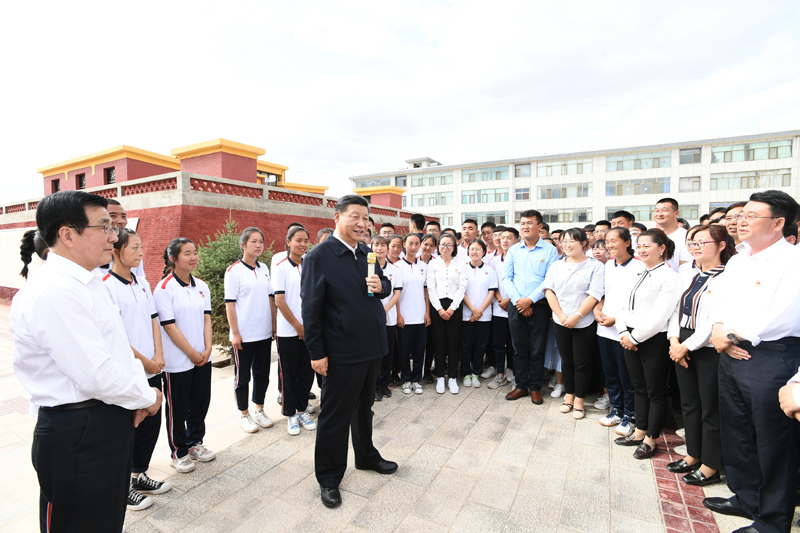 8月19日至22日，中共中央總書記、國家主席、中央軍委主席習(xí)近平在甘肅考察。這是20日下午，習(xí)近平在張掖市山丹培黎學(xué)校同師生親切交流。