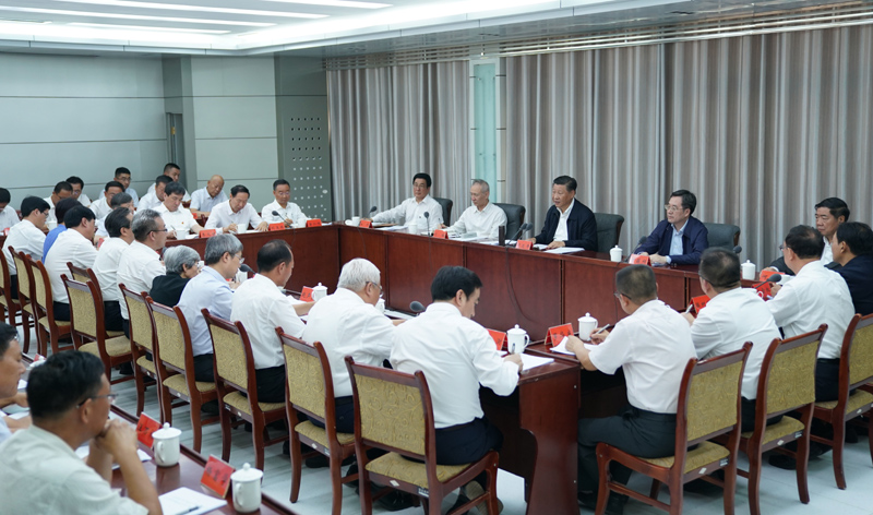 8月19日至22日，中共中央總書記、國家主席、中央軍委主席習(xí)近平在甘肅考察。這是19日下午，習(xí)近平在敦煌研究院同有關(guān)專家、學(xué)者和文化單位代表座談并發(fā)表重要講話。