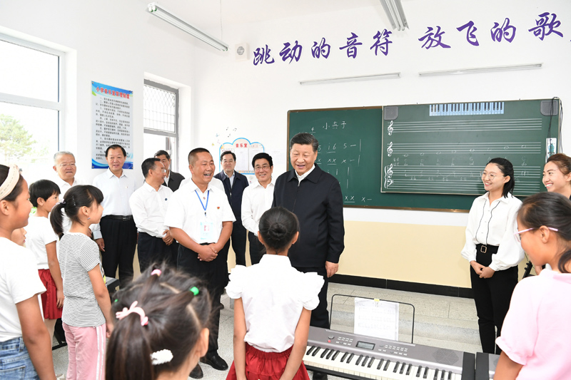8月19日至22日，中共中央總書記、國家主席、中央軍委主席習(xí)近平在甘肅考察。這是21日上午，習(xí)近平在武威市古浪縣黃花灘生態(tài)移民區(qū)富民新村富民小學(xué)的音樂教室，認(rèn)真觀看正在進(jìn)行的音樂課教學(xué)。