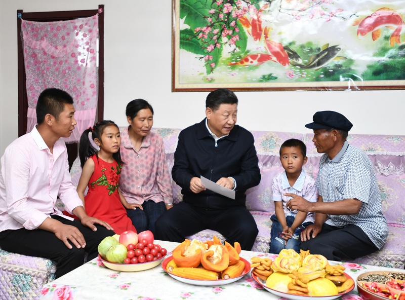 8月19日至22日，中共中央總書記、國家主席、中央軍委主席習(xí)近平在甘肅考察。這是21日上午，習(xí)近平在武威市古浪縣黃花灘生態(tài)移民區(qū)富民新村村民李應(yīng)川家，同李應(yīng)川一家拉家常。