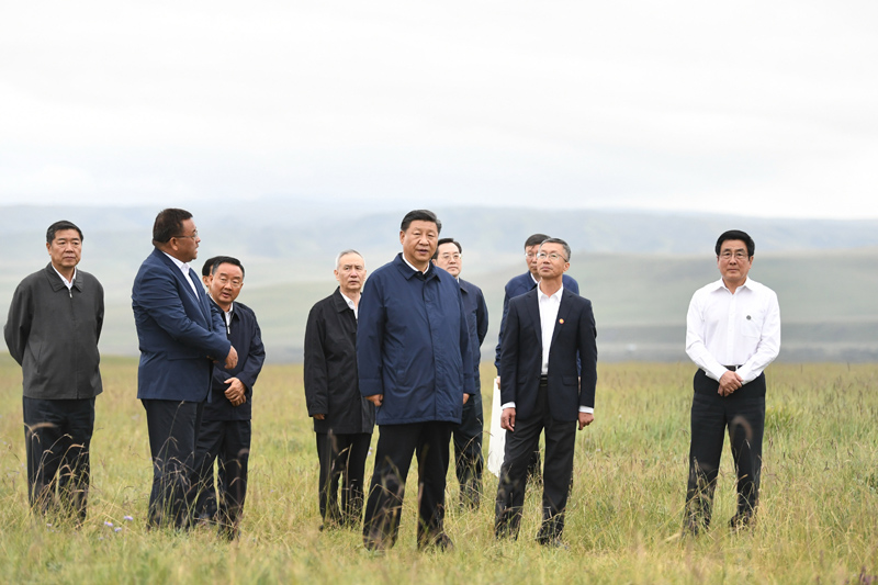 8月19日至22日，中共中央總書記、國家主席、中央軍委主席習(xí)近平在甘肅考察。這是20日下午，習(xí)近平在中農(nóng)發(fā)山丹馬場有限責(zé)任公司一場考察，實地了解祁連山生態(tài)環(huán)境恢復(fù)和保護(hù)情況。