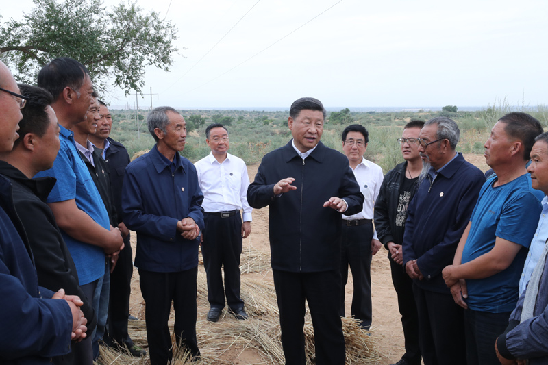 8月19日至22日，中共中央總書記、國家主席、中央軍委主席習(xí)近平在甘肅考察。這是21日上午，習(xí)近平在武威市古浪縣八步沙林場同“六老漢”代表及林場職工親切交談。