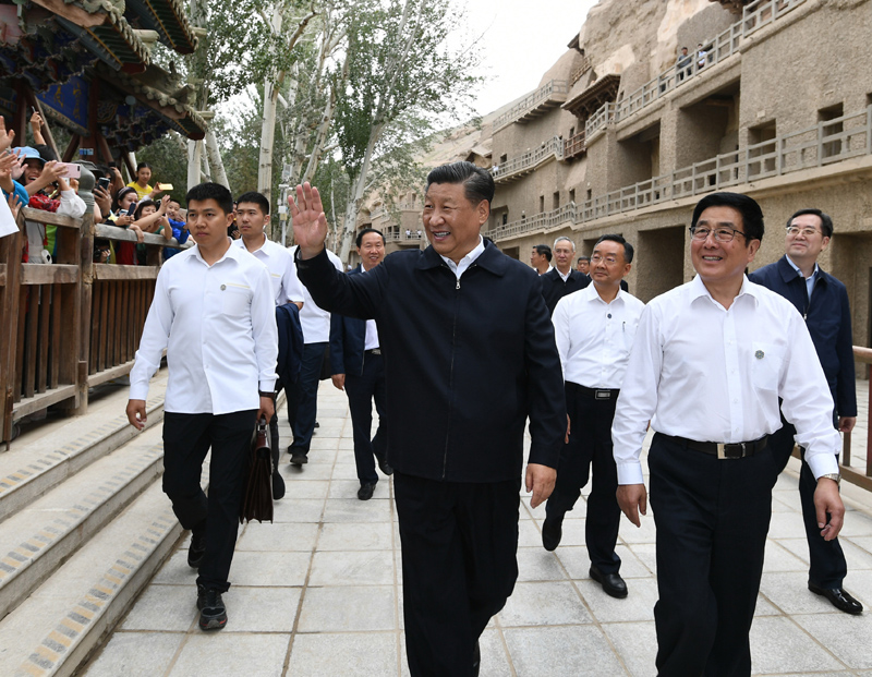 8月19日至22日，中共中央總書記、國家主席、中央軍委主席習(xí)近平在甘肅考察。這是19日下午，習(xí)近平在敦煌莫高窟考察調(diào)研時，向正在參觀的游客親切招手致意。