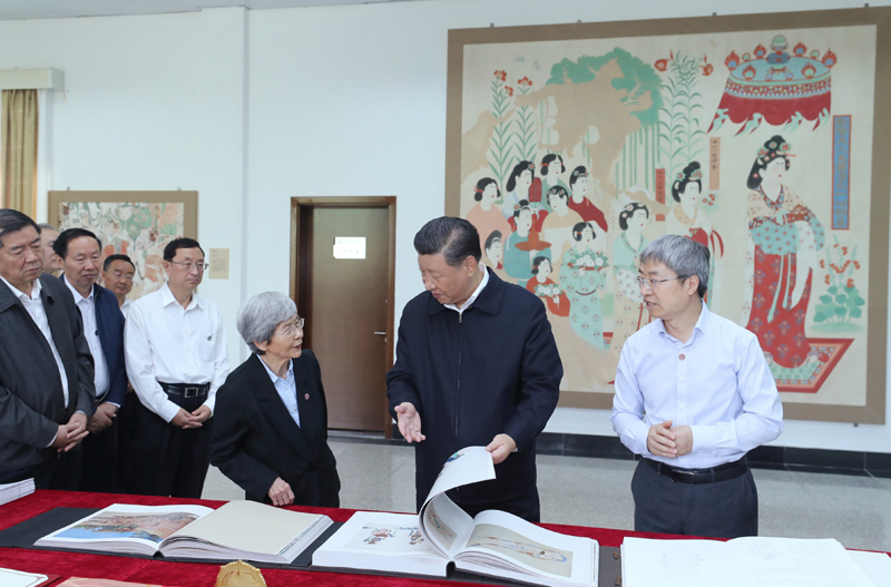8月19日至22日，中共中央總書記、國家主席、中央軍委主席習(xí)近平在甘肅考察。這是19日下午，習(xí)近平在敦煌研究院察看珍藏文物和學(xué)術(shù)成果展示，了解文物保護(hù)和研究、弘揚優(yōu)秀歷史文化情況。