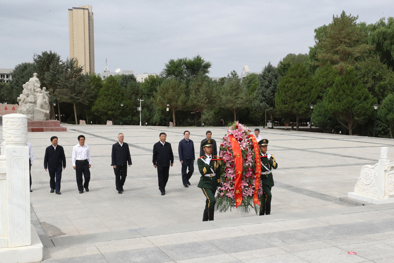 8月19日至22日，中共中央總書記、國家主席、中央軍委主席習(xí)近平在甘肅考察。這是20日上午，習(xí)近平來到張掖市高臺縣，瞻仰中國工農(nóng)紅軍西路軍紀(jì)念碑，向革命先烈敬獻(xiàn)花籃。