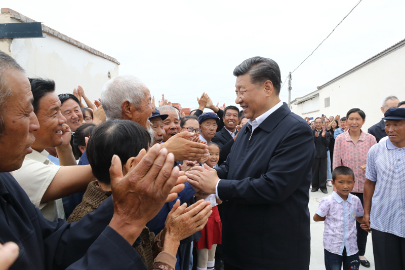 8月19日至22日，中共中央總書記、國家主席、中央軍委主席習(xí)近平在甘肅考察。這是21日上午，習(xí)近平在武威市古浪縣黃花灘生態(tài)移民區(qū)富民新村同村民親切交談。