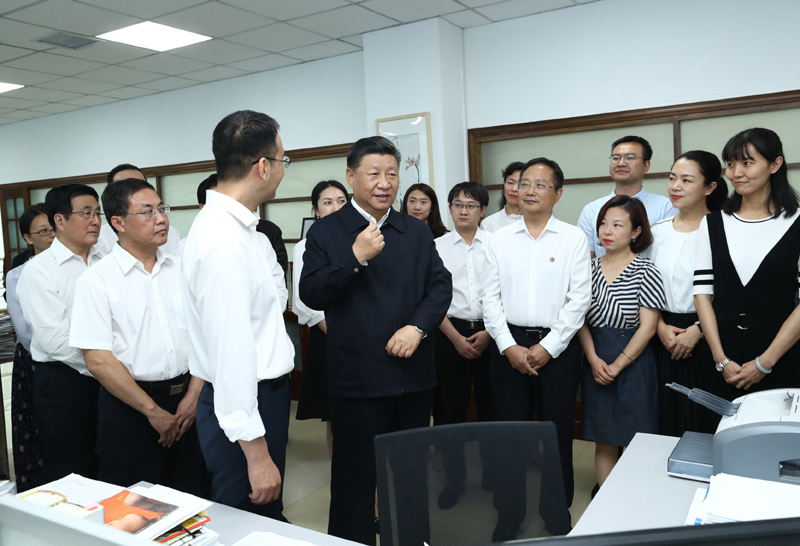 8月19日至22日，中共中央總書記、國家主席、中央軍委主席習(xí)近平在甘肅考察。這是21日下午，習(xí)近平在《讀者》編輯部同工作人員交流，勉勵他們?yōu)槿嗣裉峁└鄡?yōu)秀精神食糧。