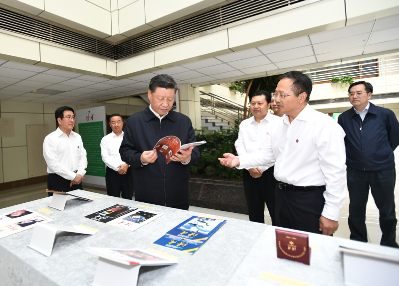 8月19日至22日，中共中央總書記、國家主席、中央軍委主席習(xí)近平在甘肅考察。這是21日下午，習(xí)近平在讀者出版集團(tuán)有限公司考察。