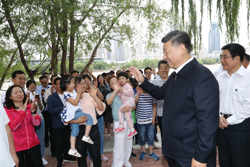 8月19日至22日，中共中央總書記、國家主席、中央軍委主席習(xí)近平在甘肅考察。這是21日下午，習(xí)近平在蘭州市黃河治理蘭鐵泵站項目點同正在休閑的群眾親切交談。