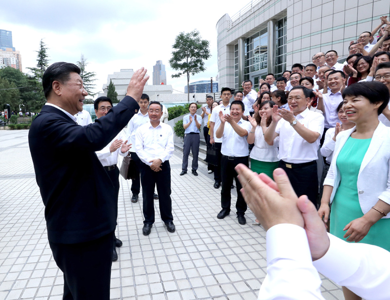 8月19日至22日，中共中央總書記、國家主席、中央軍委主席習(xí)近平在甘肅考察。這是21日下午，習(xí)近平在讀者出版集團(tuán)有限公司同工作人員親切交談。