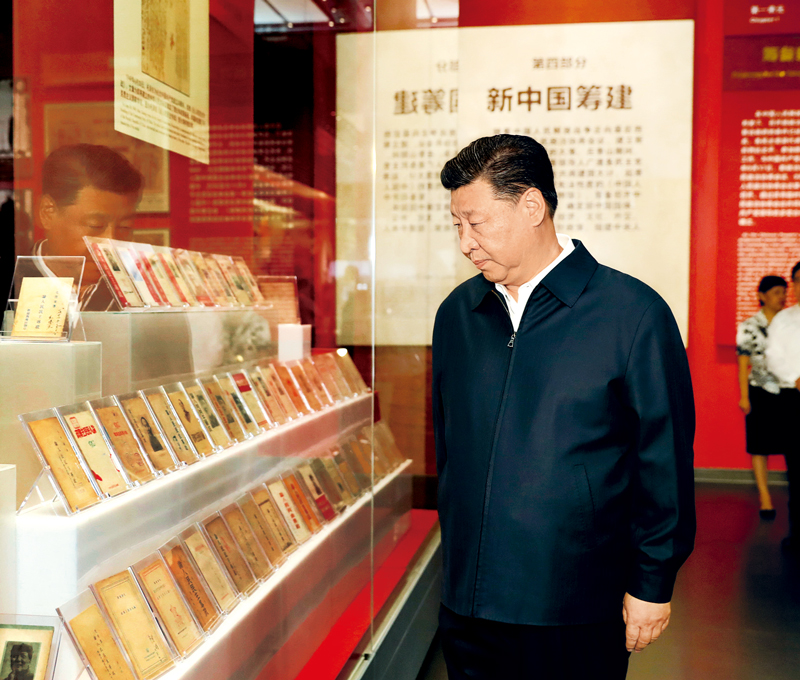 2019年9月12日，中共中央總書記、國家主席、中央軍委主席習(xí)近平視察中共中央北京香山革命紀(jì)念地。這是習(xí)近平在香山革命紀(jì)念館參觀《為新中國奠基》主題展覽。 新華社記者 黃敬文/攝