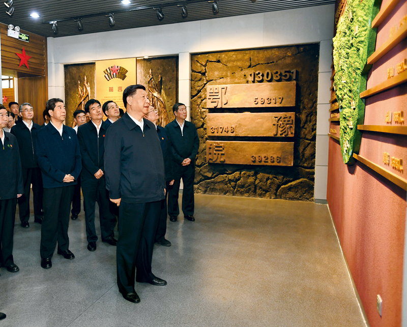 2019年9月16日至18日，中共中央總書記、國家主席、中央軍委主席習(xí)近平在河南考察。這是16日下午，習(xí)近平來到位于信陽市新縣的鄂豫皖蘇區(qū)首府烈士陵園，瞻仰革命烈士紀(jì)念堂。 新華社記者 謝環(huán)馳/攝