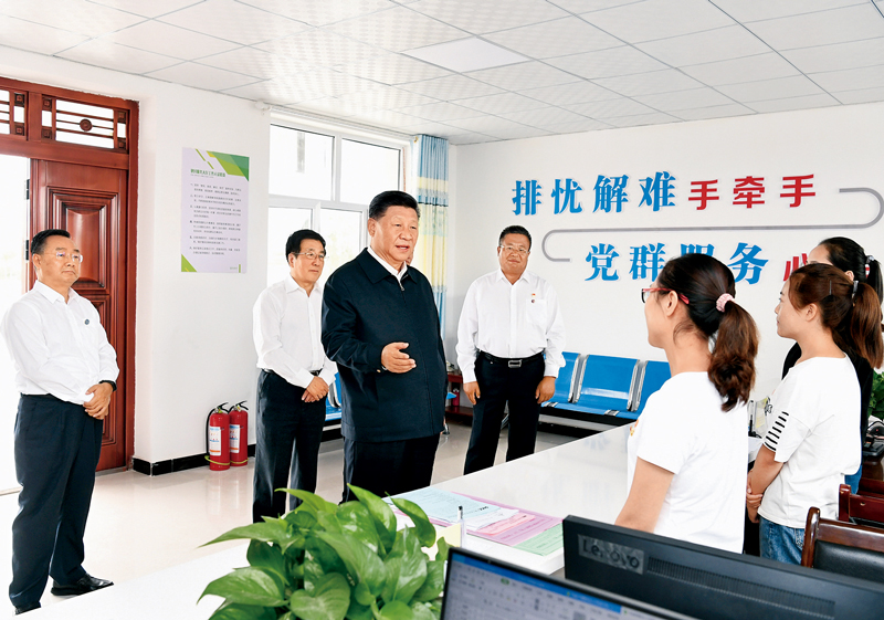 2019年8月19日至22日，中共中央總書記、國家主席、中央軍委主席習(xí)近平在甘肅考察。這是21日上午，習(xí)近平在武威市古浪縣黃花灘生態(tài)移民區(qū)富民新村黨群服務(wù)中心考察。 新華社記者 謝環(huán)馳/攝