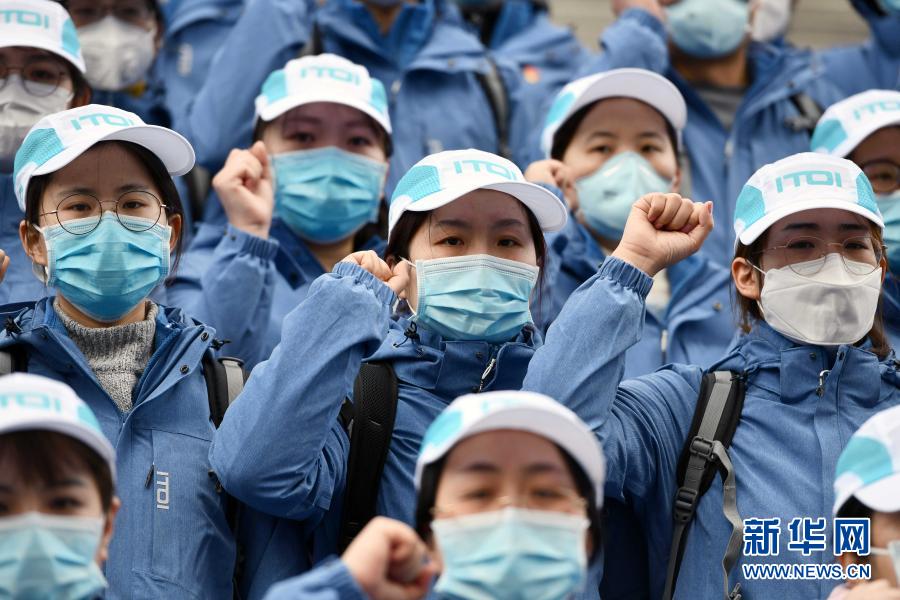 2020年2月9日，在山東濟(jì)南，山東大學(xué)第二醫(yī)院支援湖北抗疫國(guó)家醫(yī)療隊(duì)中的黨員在出發(fā)前重溫入黨誓詞。新華社記者 朱崢 攝