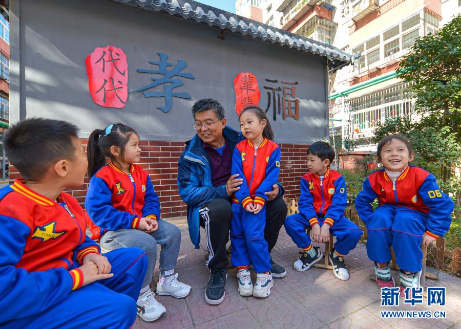 2020年11月2日，在河北邯鄲市邯山區(qū)中華南四號(hào)小區(qū)，宣講員在向孩子們講家風(fēng)家訓(xùn)故事。新華社記者 王曉 攝