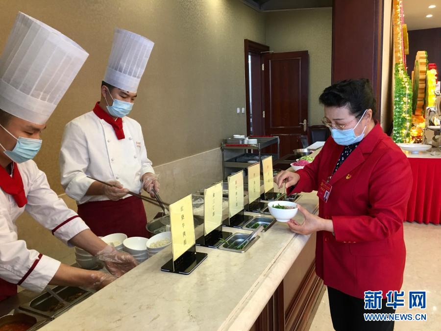 2020年10月29日，受邀列席黨的十九屆五中全會(huì)的基層社區(qū)工作者吳亞琴在京西賓館餐廳取了一份小碗面。她表示：“盛面的碗也都是小碗，吃多少打多少?！毙氯A社記者 朱基釵 攝